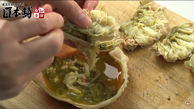 脚肉をカニみそに和えている所